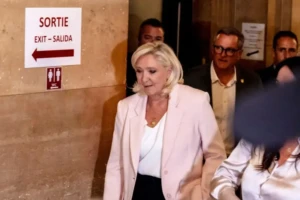 Le Pen Poll Rating Climbs After Court Clears Her to Run