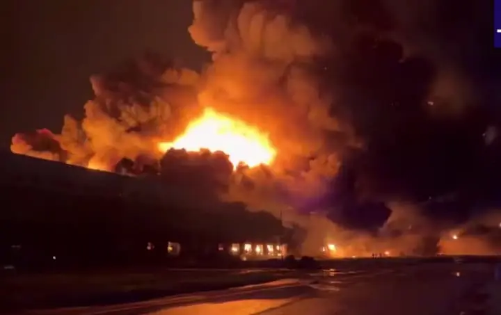Kolpino Blaze Consumes 82,000 Square Metres of Warehouse Space in St Petersburg (Video) Kolpino Blaze Consumes 82,000 Square Metres of Warehouse Space in St Petersburg (Video)